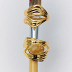 Anel Folheado a Ouro Curvo Texturizado com Cristal Oval