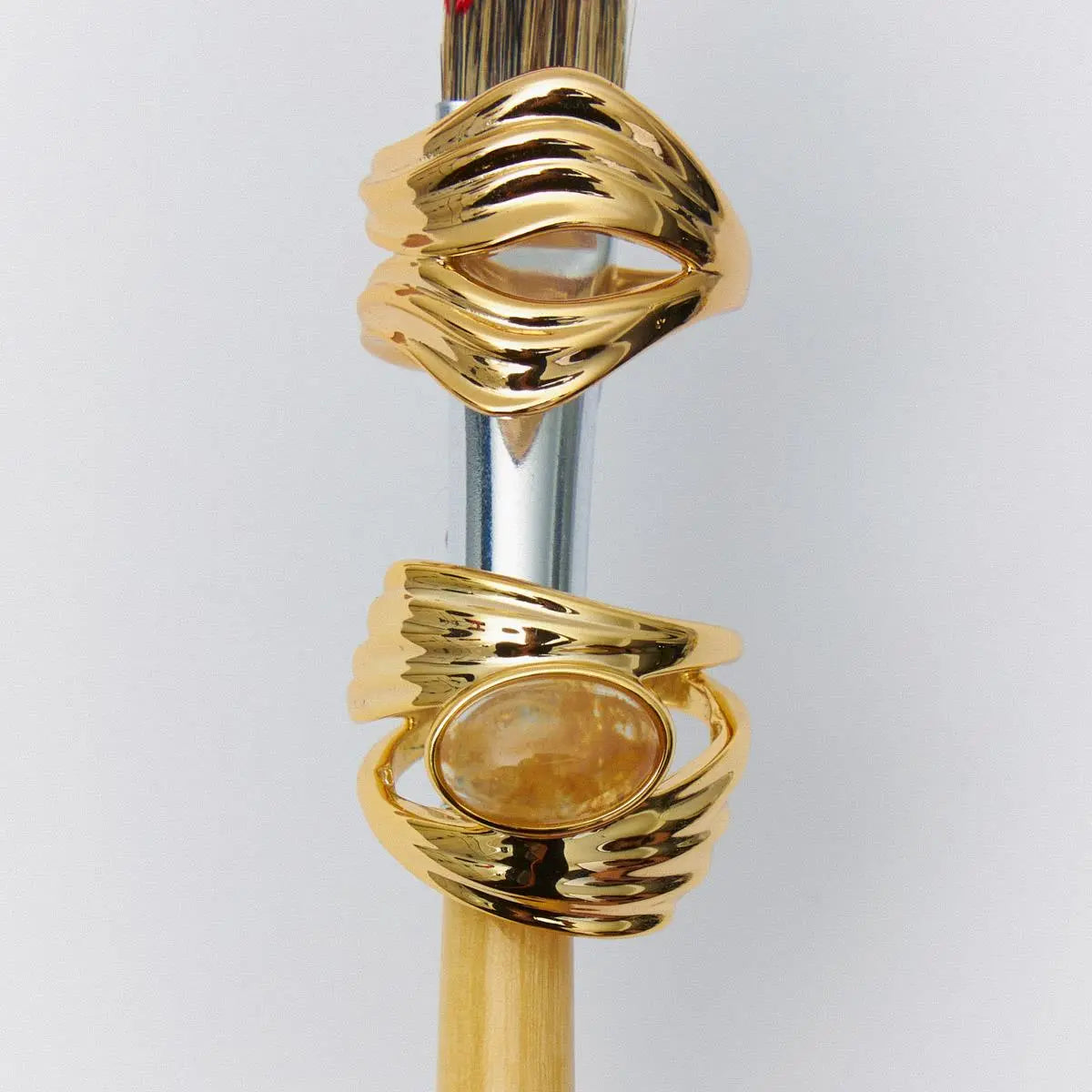 Anel Folheado a Ouro Curvo Texturizado com Cristal Oval