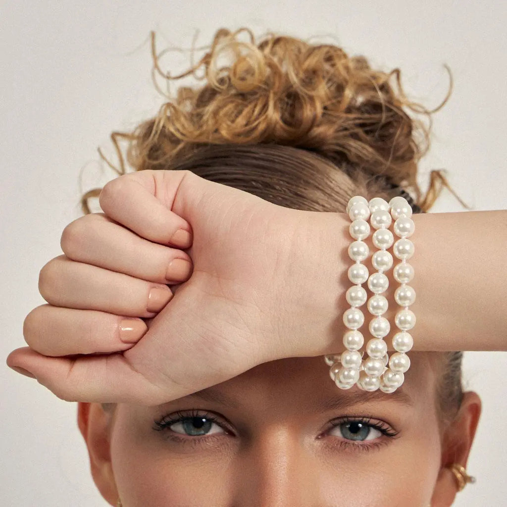 Pulseira Folheada a Ouro com Pérolas Shell Redondas e Fecho Ímã