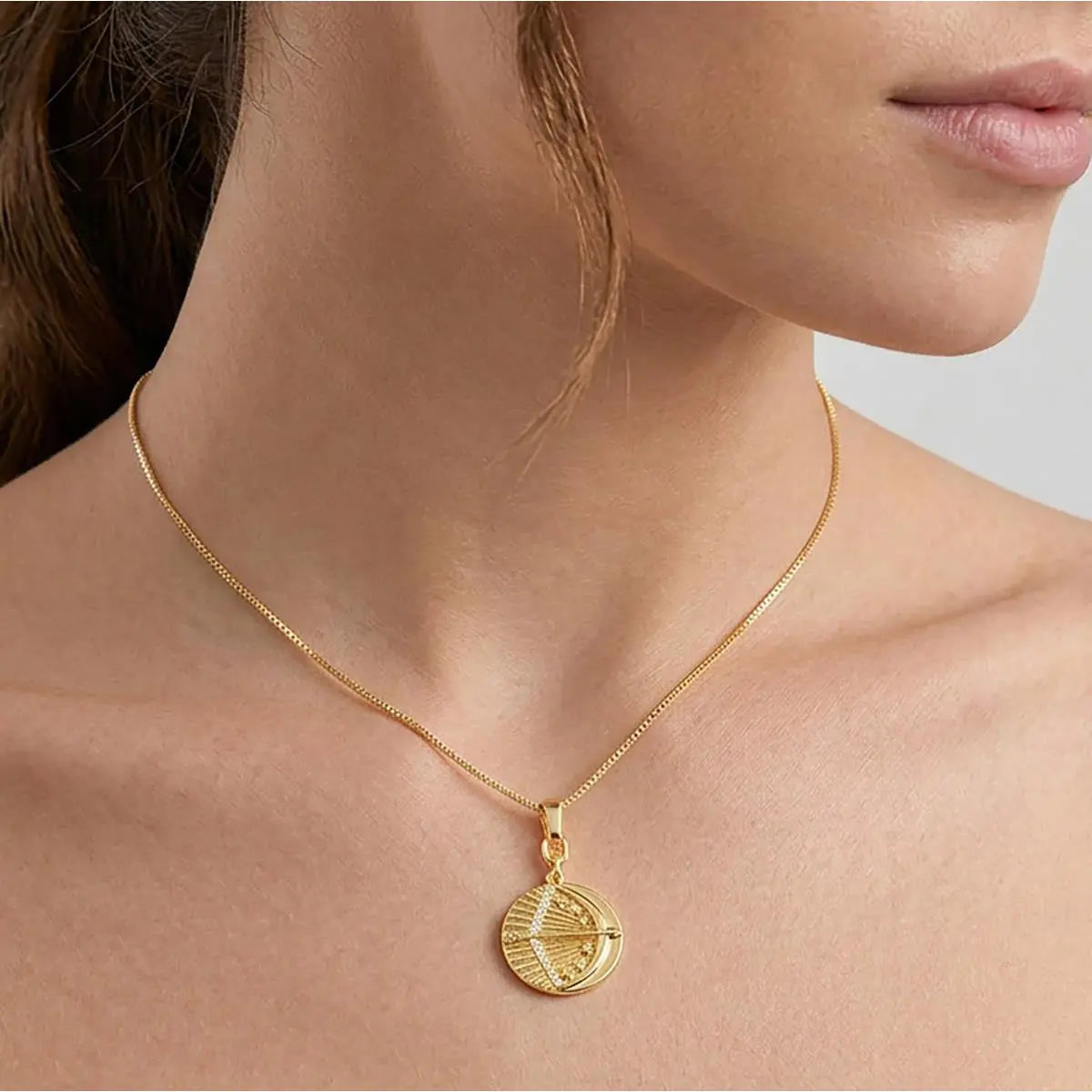 Pingente Folheado a Ouro Redondo Signo Sagitário Texturizado e com Zircônia