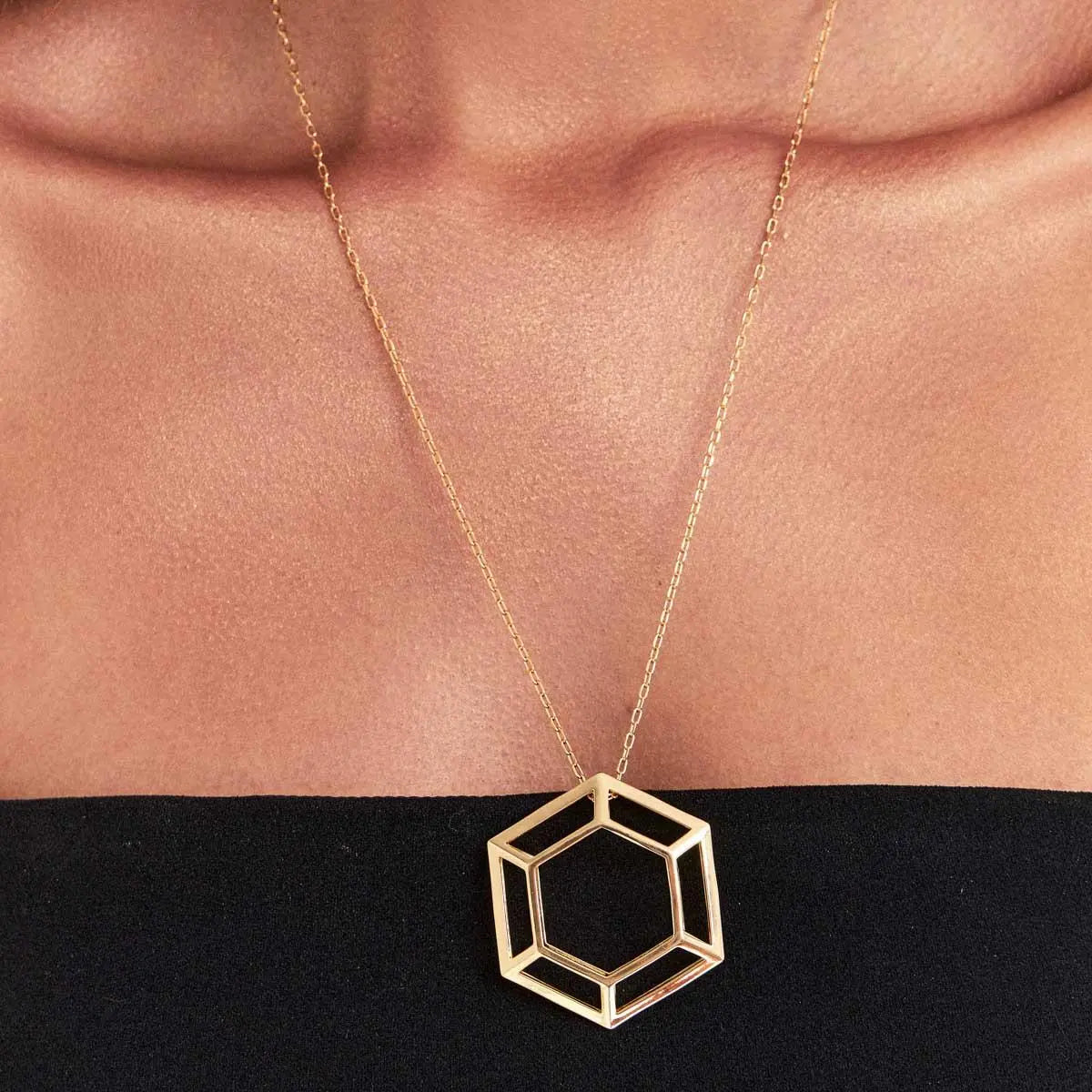 Colar Folheado a Ouro com Pingente Geométrico Vazado Liso