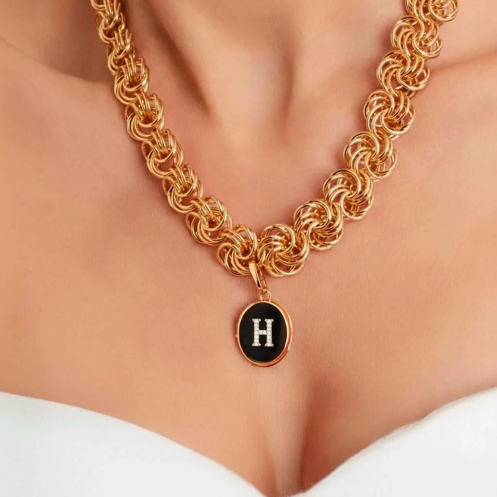Pingente Folheado a Ouro Relicário Oval com Fecho e Letra"H" com Zircônias