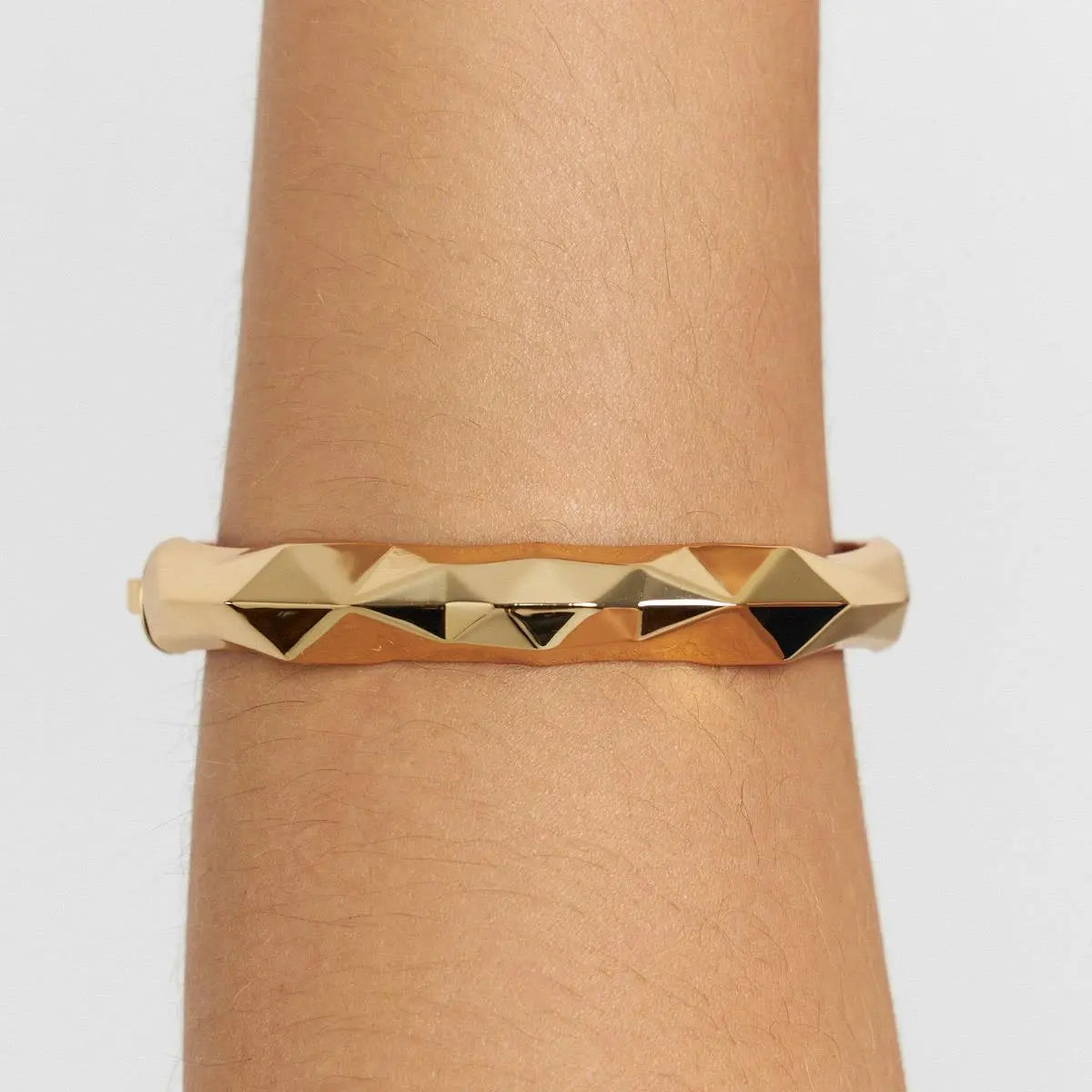 Bracelete Folheado a Ouro Facetado Curvo