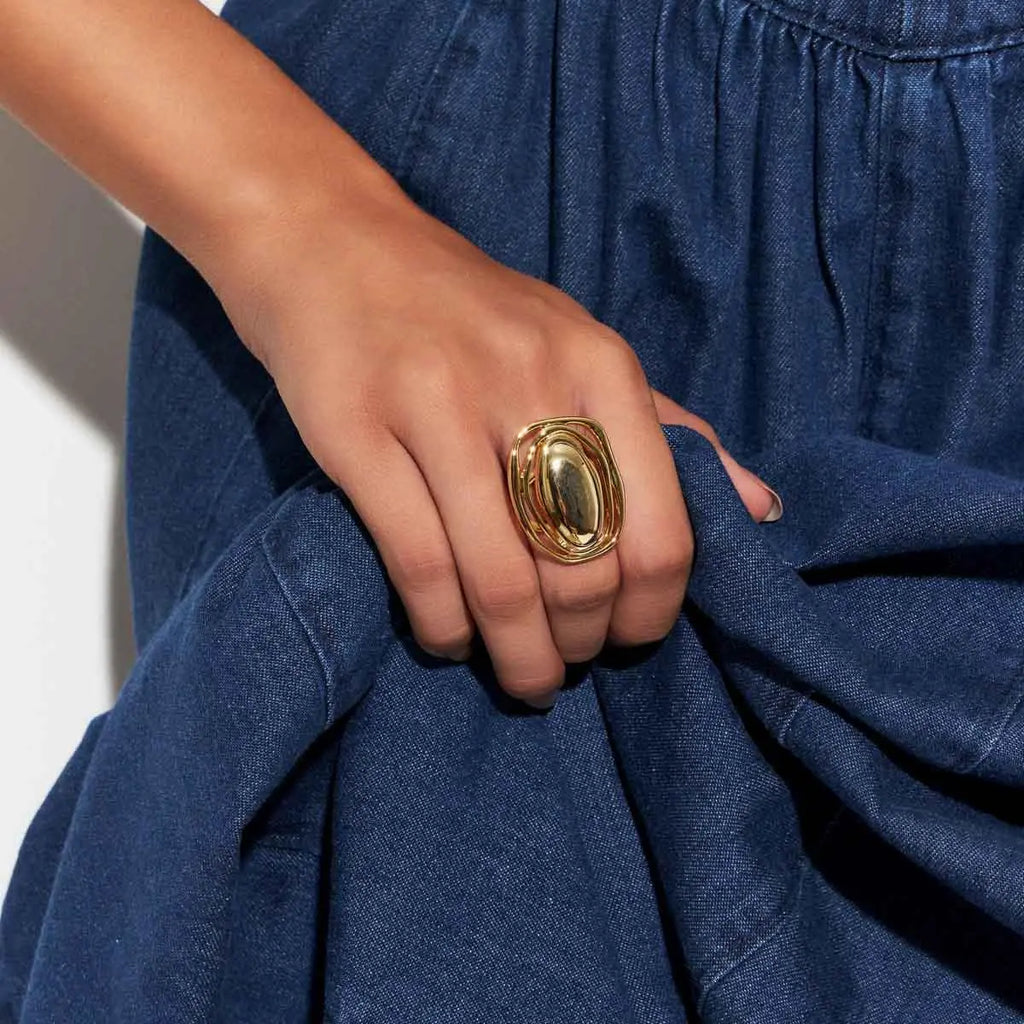 Anel Folheado a Ouro Liso Oval e Curvo