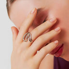 Anel Folheado a Ródio Curvo Vazado e Liso com Duas Voltas