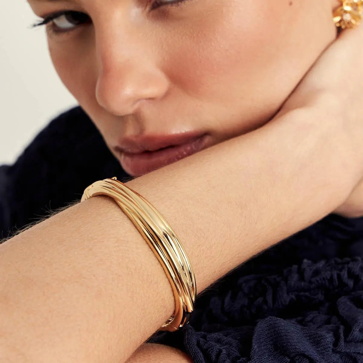 Bracelete Folheado a Ouro Curvo Texturizado