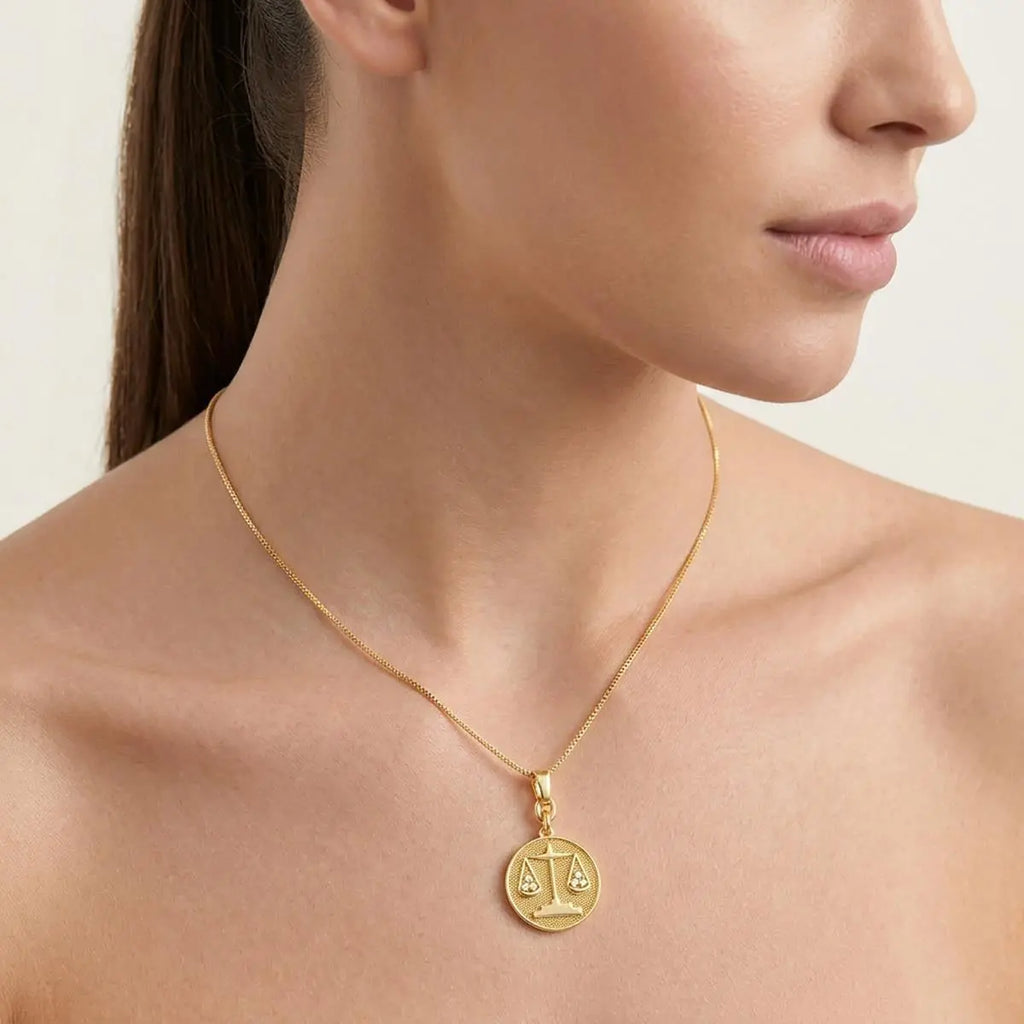 Pingente Folheado a Ouro Redondo Signo Libra Texturizado e com Zircônia