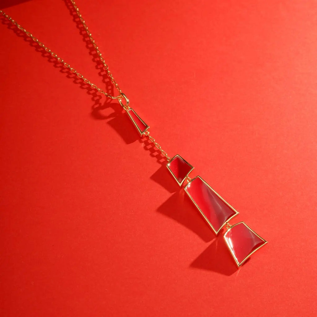 Colar Folheado a Ouro Gravata com Pingente Geometrico Esmaltado