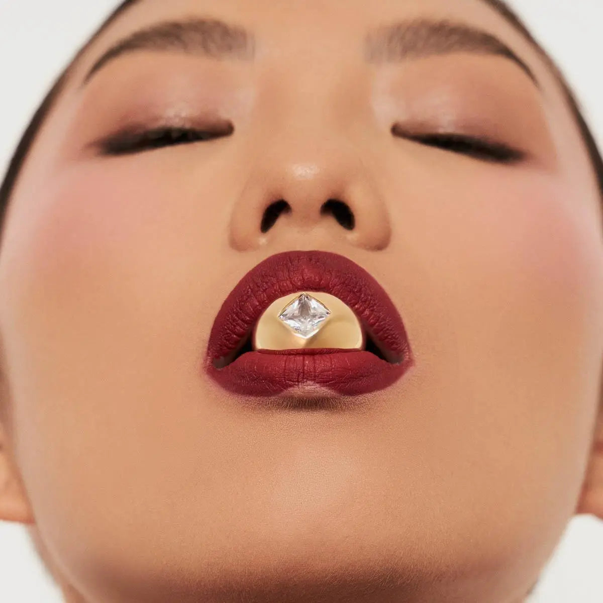 Anel Folheado a Ouro Abaulado com Cristal Losango