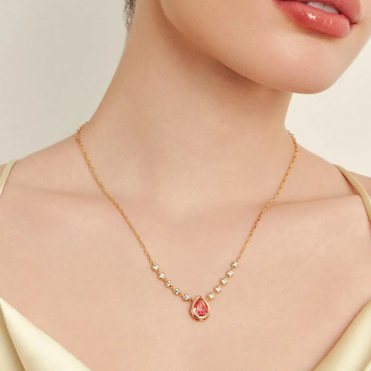 Colar Folheado a Ouro com Cristais Redondos e de Gota