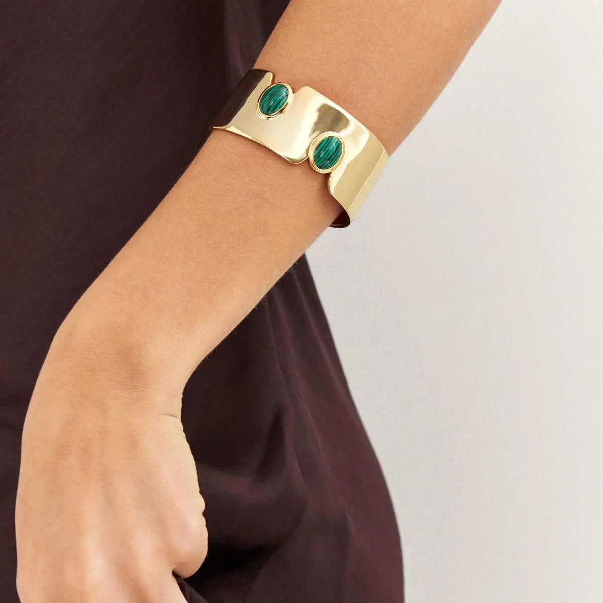Bracelete Folheado a Ouro com Pedra Oval Malaquita com Abertura