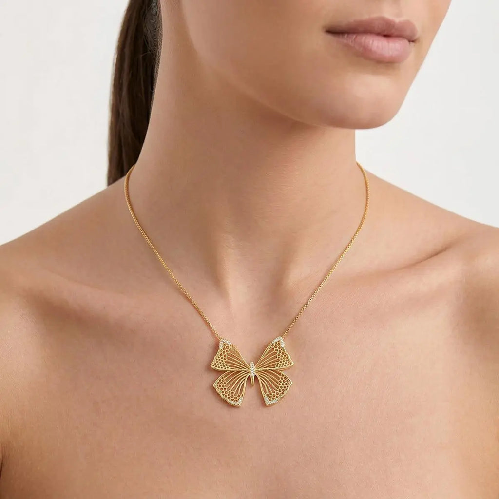 Colar Folheado a Ouro com Pingente de Borboleta Lisa e Zircônias