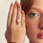 Anel Folheado a Ouro Triangular Vazado com Pérola Shell