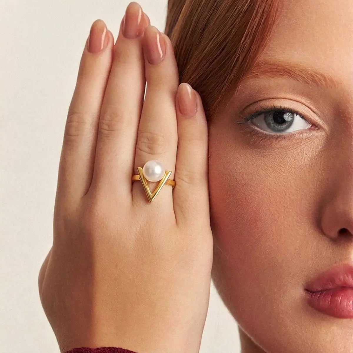 Anel Folheado a Ouro Triangular Vazado com Pérola Shell