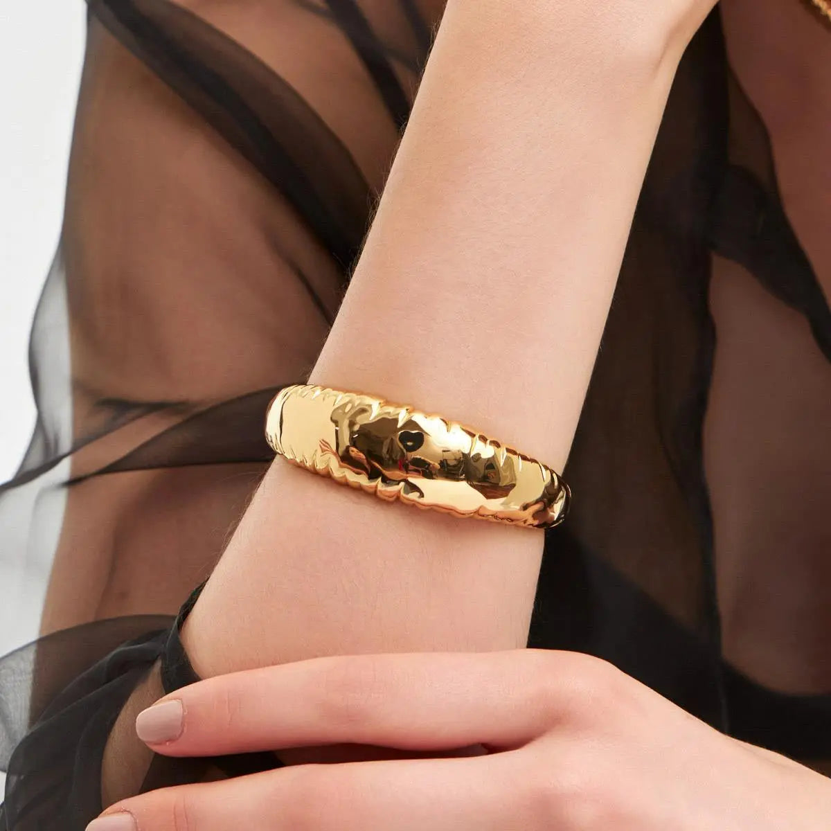Bracelete Folheado a Ouro com Detalhes Texturizados