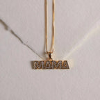 Colar Folheado a Ouro com Pingente Escrito "mama" em Zircônias