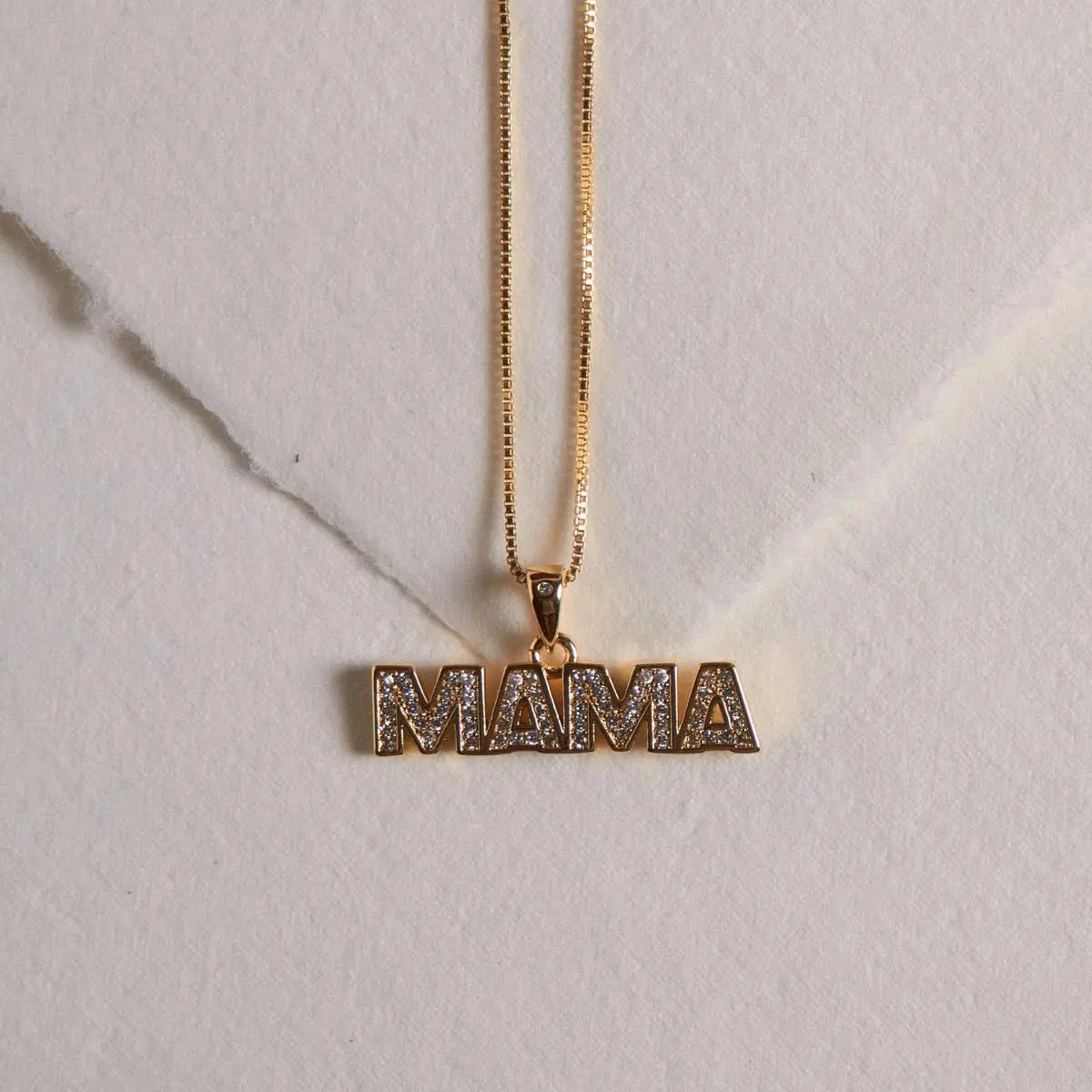 Colar Folheado a Ouro com Pingente Escrito "mama" em Zircônias