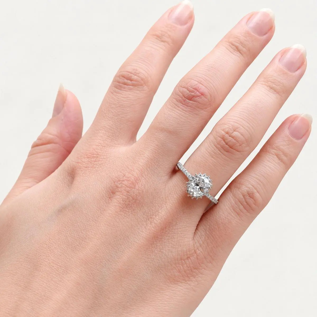 Anel de Prata 925 Oval em Pedras Moissanites
