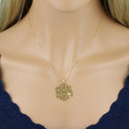 Pingente Chapa Flor Lisa Vazada em Ouro 18K