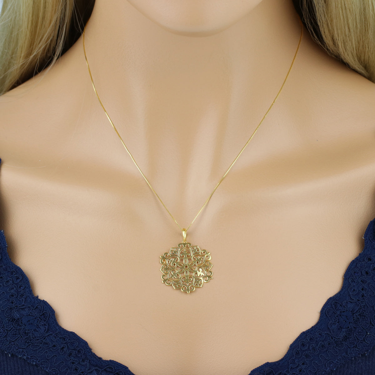 Pingente Chapa Flor Lisa Vazada em Ouro 18K