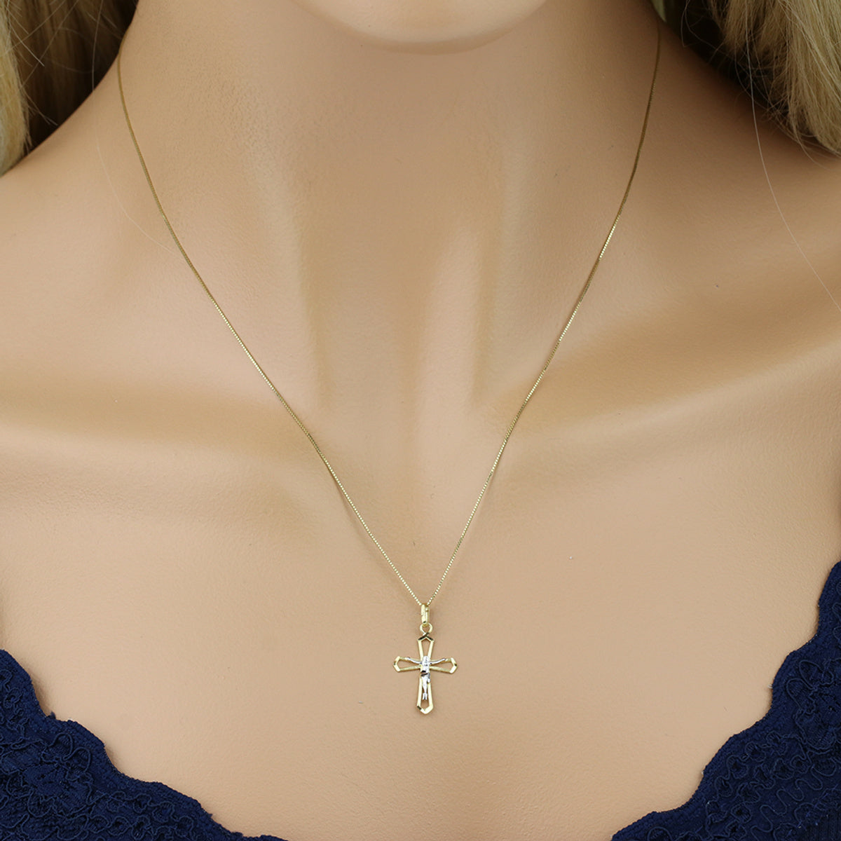 Pingente Cruz Acetinada com Cristo Pontas Trabalhadas em Ouro 18K