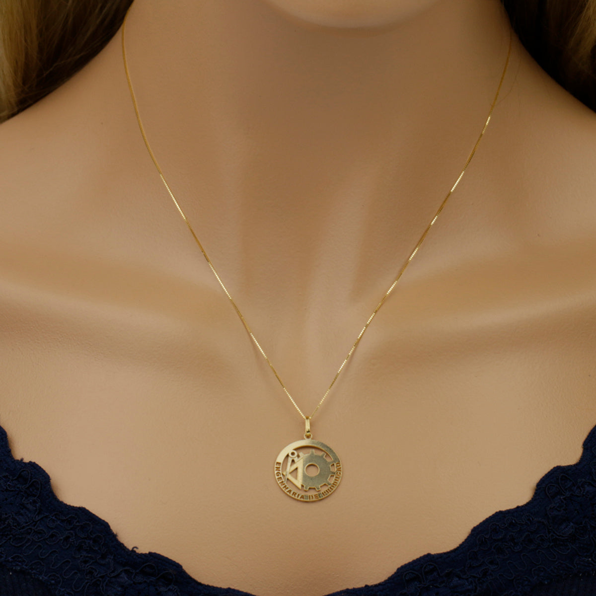 Pingente Formatura Redondo Engenharia de Produção 19 mm em Ouro 18K