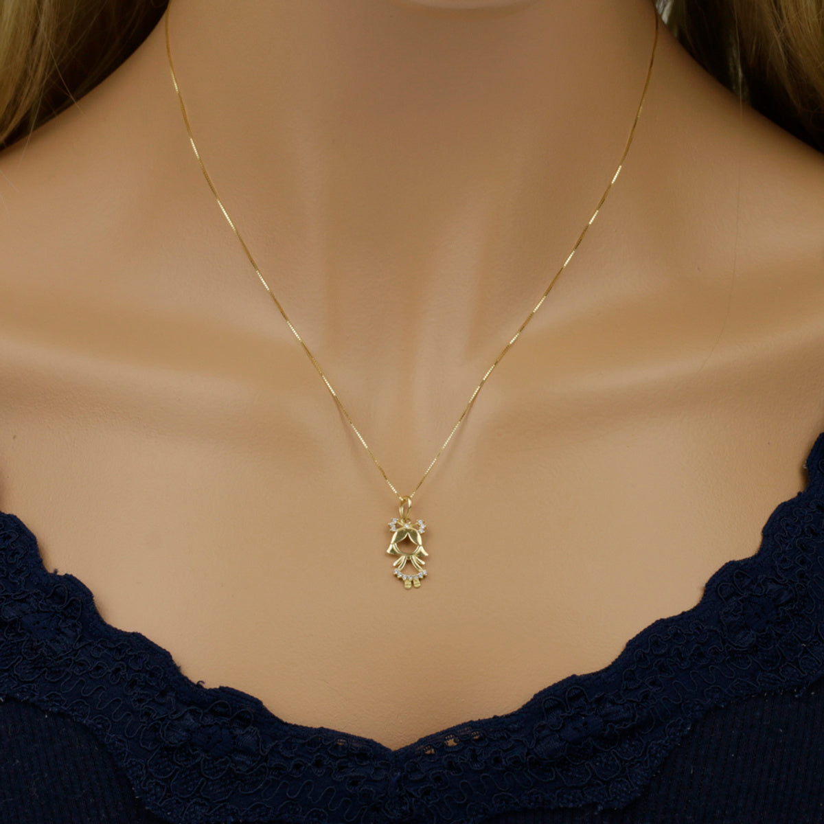 Pingente Menina Vazada Laço e Vestido Cravejados Zircônias em Ouro 18K