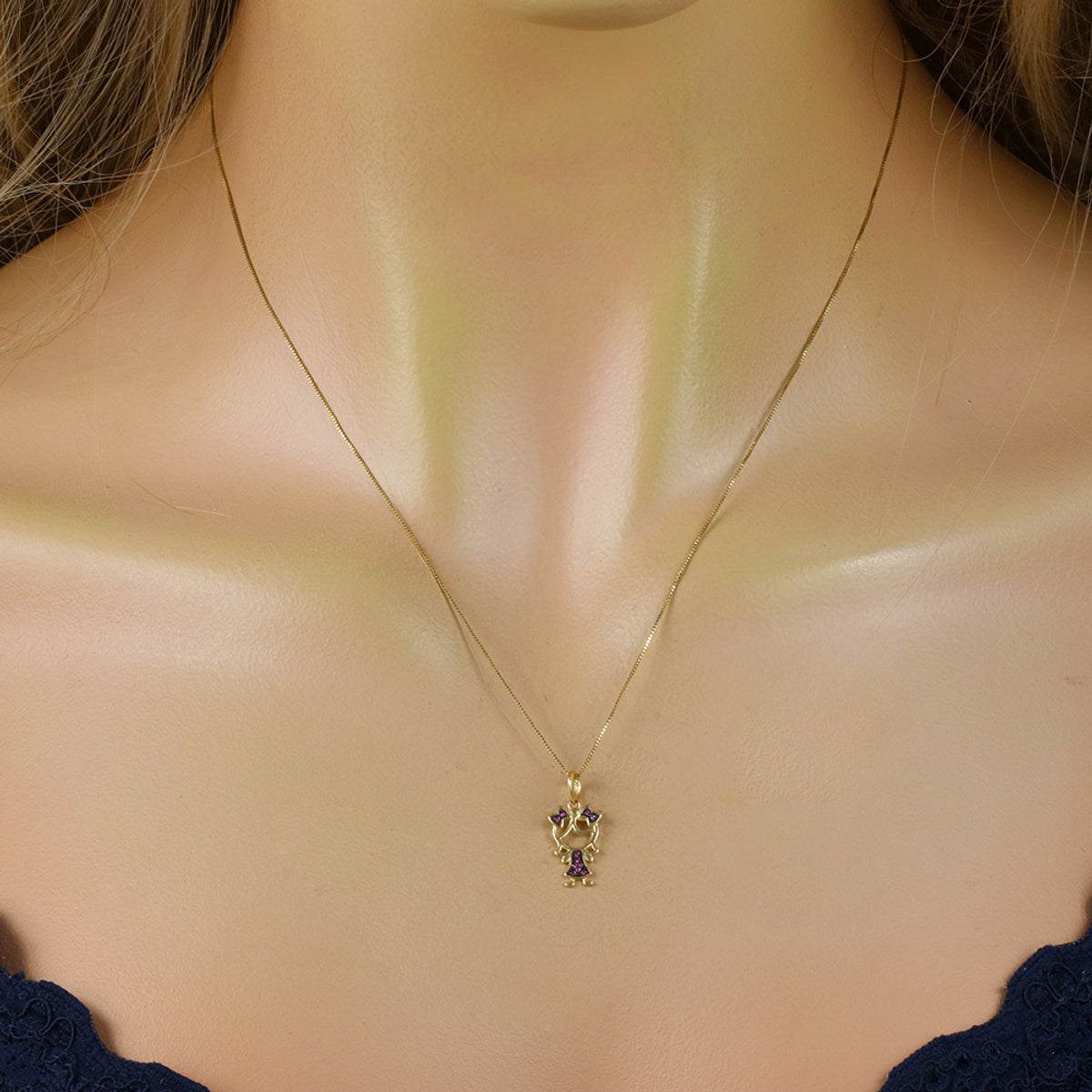 Pingente Menina Zircônias Vermelhas Rodinado em Ouro 18K