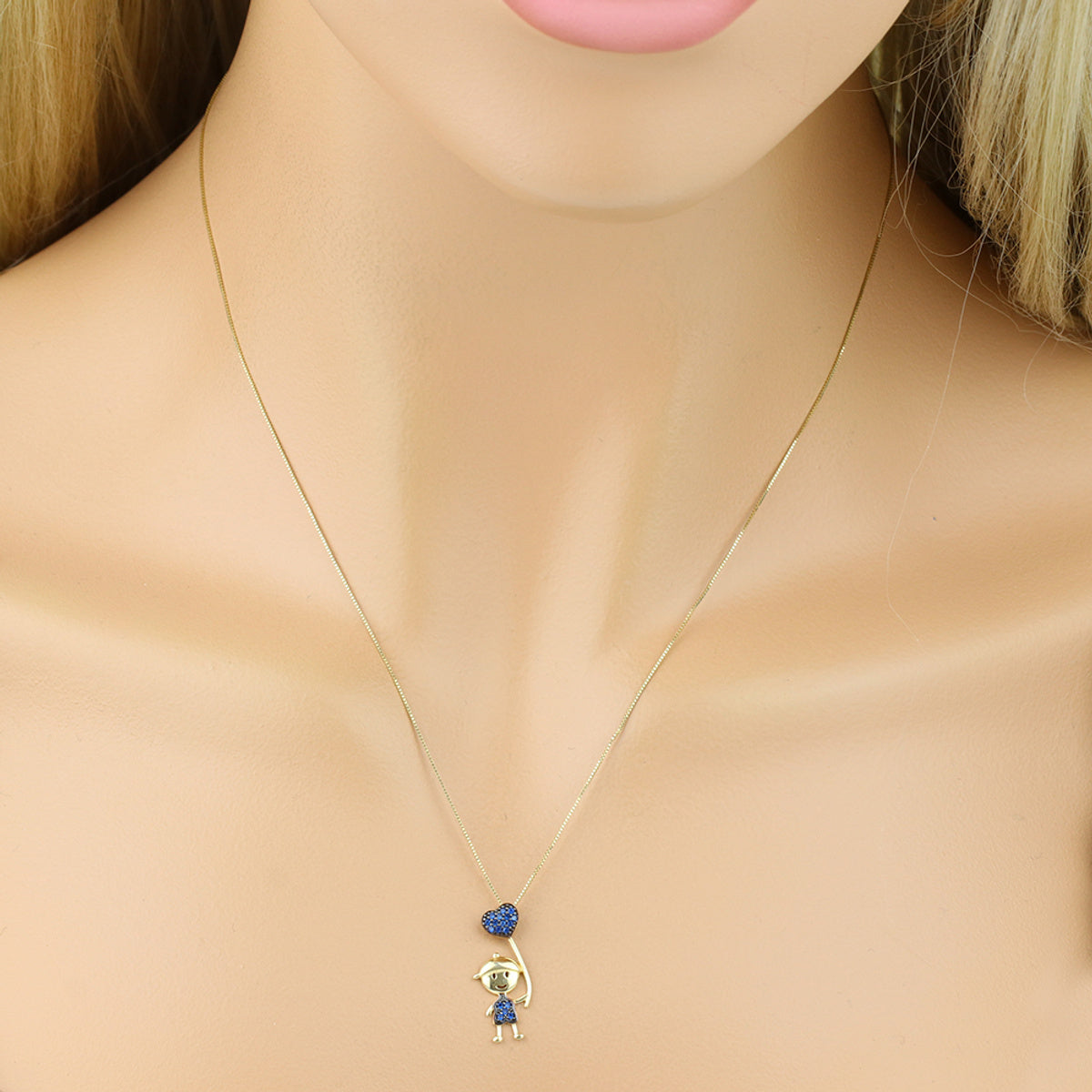 Pingente Menino Com Balão Coração Cravejado Zircônias em Ouro 18K