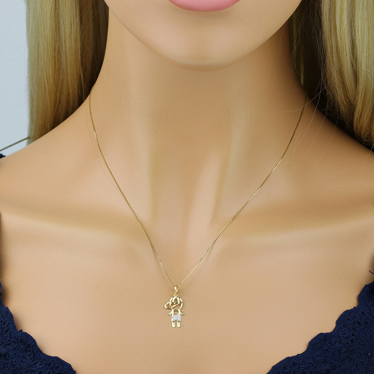 Pingente Menino Grande Roupa Trabalhada Boné Cortes Diamantados em Ouro 18K