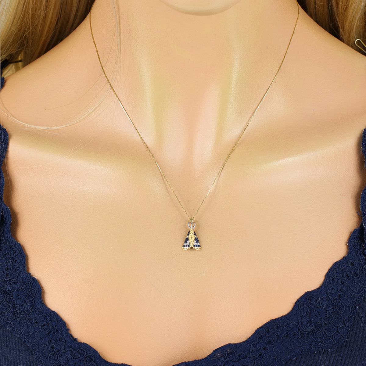 Pingente Nossa Sra. Aparecida Zircônias Azuis Rodinado em Ouro 18K