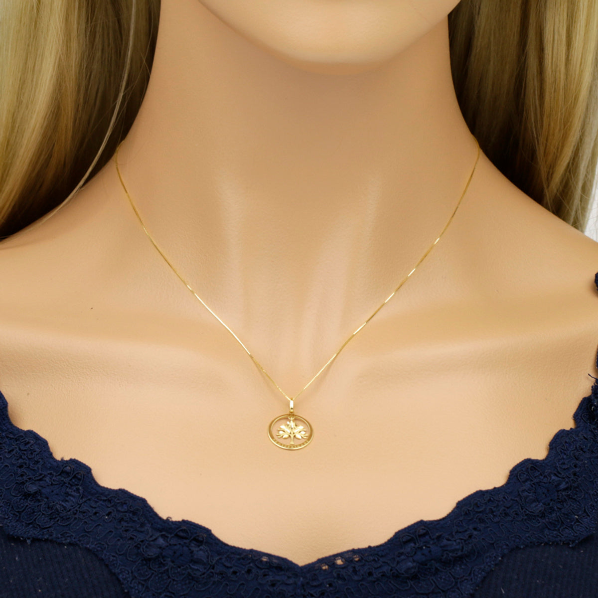 Pingente Redondo Árvore da Vida Trabalhada Cortes Diamantados Prosperidade em Ouro 18K