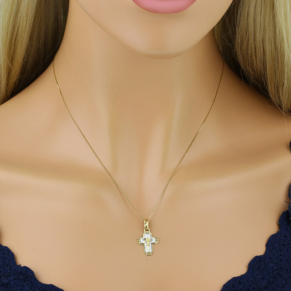 Pingente Cruz Acetinada com Cristo Pontas Trabalhadas em Ouro 18K Bicolor